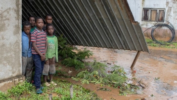 Imagem de Mais de um milhão de pessoas afetadas por tripla crise em Moçambique