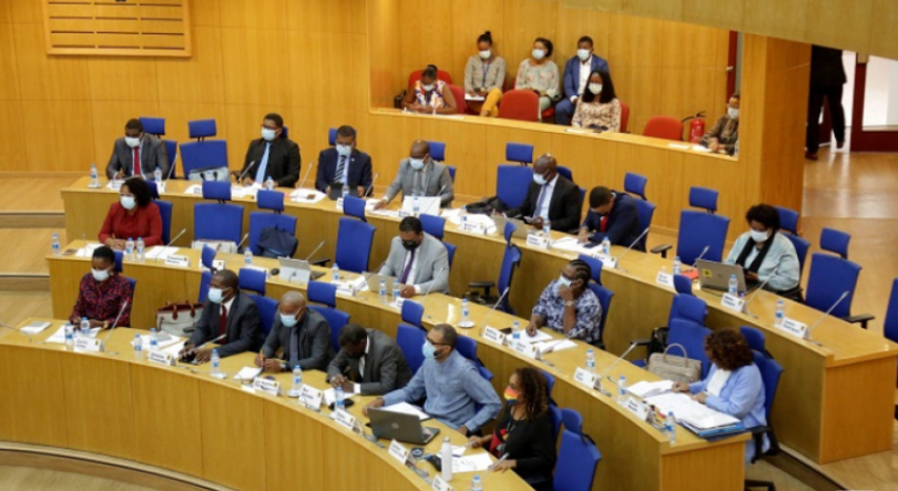 Imagem de Parlamento de Cabo Verde debate políticas de rendimento e preços