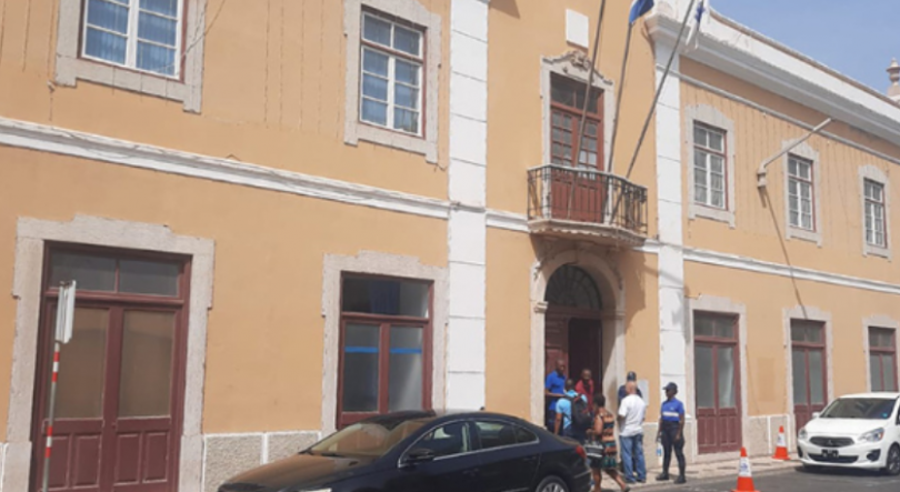 Imagem de Câmara Municipal da Praia alvo de buscas