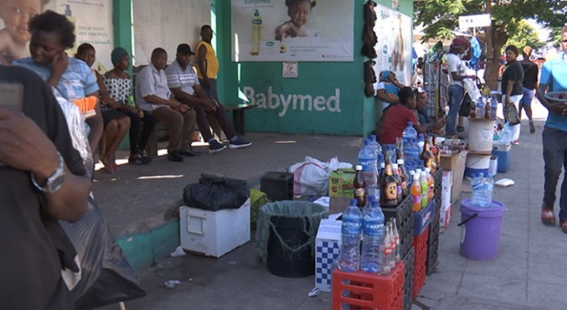 Imagem de Moçambique: Edil de Maputo ameaça retirar vendedores informais dos passeios