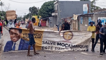 Imagem de Moçambique: Cidadãos questionam atuação violenta da policia contra manifestantes desarmados