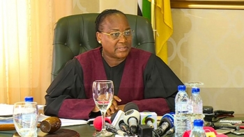 Imagem de Moçambique em suspenso