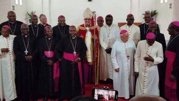 Imagem de Fiéis católicos de Angola e São Tomé pedem paz para Moçambique