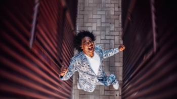 Imagem de Stewart Sukuma abre temporada 2025 do CCFM com ‘VOZES LIVRES'”