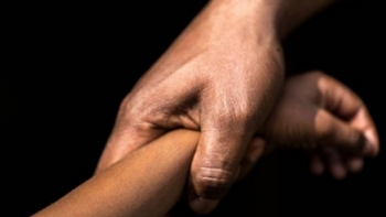 Imagem de Criança violada em Angola por 12 adultos