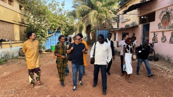 Imagem de Bienal MoACbiss numa antiga carpintaria no centro de Bissau
