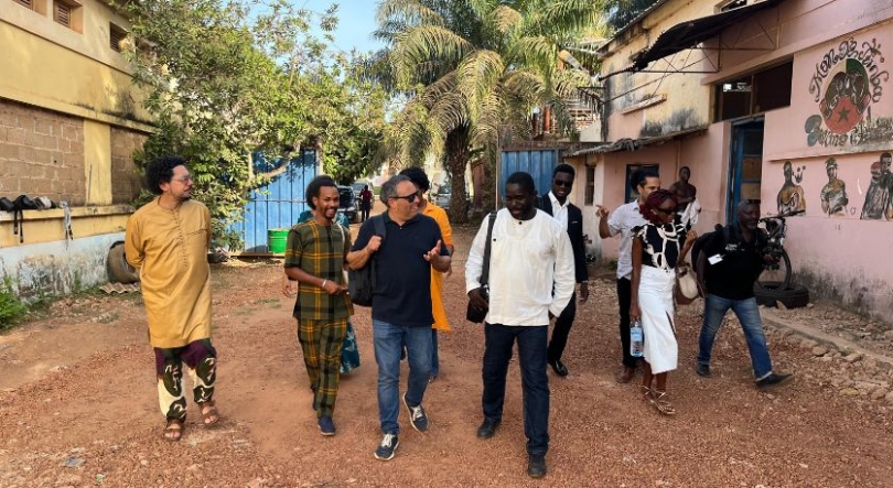 Imagem de Bienal MoACbiss numa antiga carpintaria no centro de Bissau