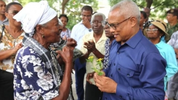 Imagem de Mãe cabo-verdiana que perdeu filha denuncia más condições de saúde no Maio