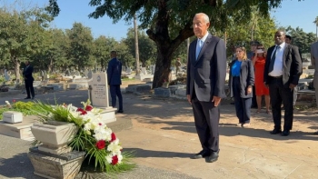 Imagem de PR português visita cemitério onde jazem restos mortais de tropas lusas