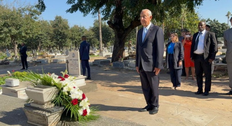 Imagem de PR português visita cemitério onde jazem restos mortais de tropas lusas
