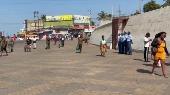 Imagem de Polícia em Maputo dispara para retirar vendedores informais dos passeios