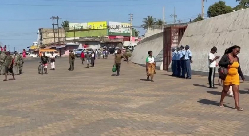 Imagem de Polícia em Maputo dispara para retirar vendedores informais dos passeios