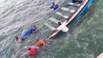 Imagem de Naufrágio de barco que transportava vítimas das cheias provoca um morte e sete desaparecidos