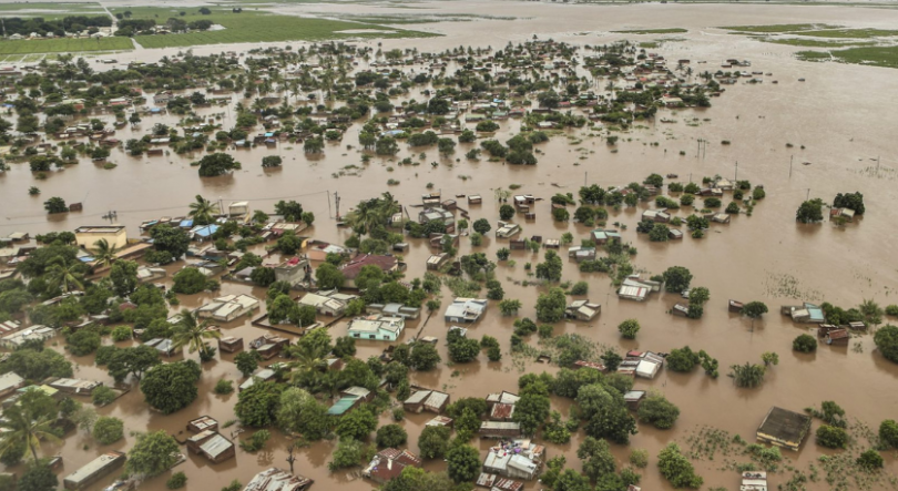 Imagem de Mais de 100 mil pessoas em centros de acolhimento. O governo e parceiros tentam fazer chegar bens aos afectados…