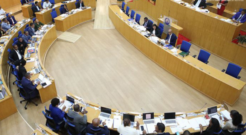 Imagem de Parlamento de Cabo Verde debate investimento público e infraestruturas