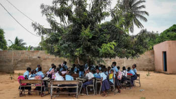 Imagem de Milhares de alunos moçambicanos continuam a ter aulas ao ar livre