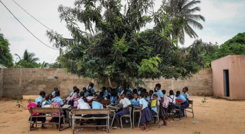 Imagem de Milhares de alunos moçambicanos continuam a ter aulas ao ar livre