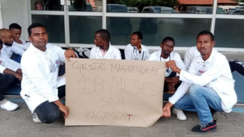 Imagem de Médicos Estagiários moçambicanos em vigília e greve