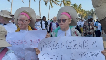 Imagem de Pessoas com albinismo marcham em Maputo e exigem respostas do Governo.