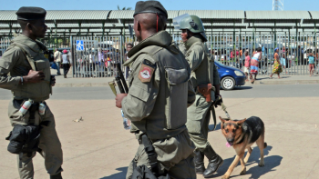 Imagem de Polícia moçambicana impede distribuição de alimentos a cidadãos do Malawi, em Maputo