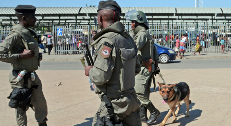 Imagem de Polícia moçambicana impede distribuição de alimentos a cidadãos do Malawi, em Maputo