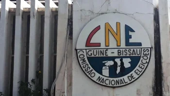 Imagem de Entregues os cadernos eleitorais à CNE da Guiné-Bissau
