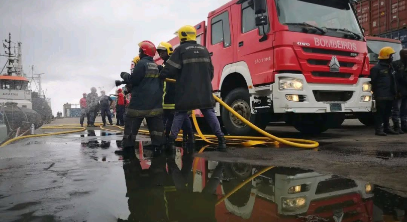 Imagem de Bombeiros são-tomenses só têm uma viatura a funcionar para cobrir todo o país