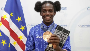 Imagem de David de Pina condecorado pelo Presidente de Cabo Verde