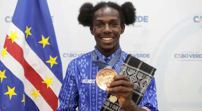 Imagem de David de Pina condecorado pelo Presidente de Cabo Verde