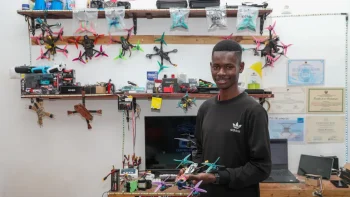 Imagem de Jovem moçambicano prepara ‘drone’ para entregar medicamentos até 200 km