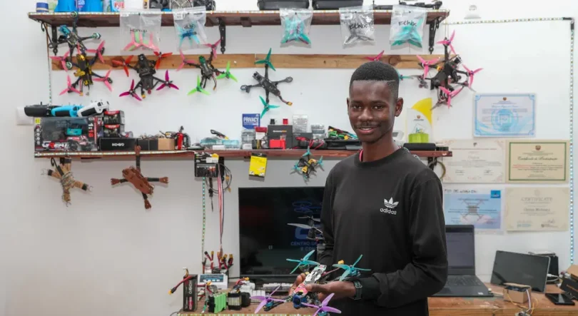 Imagem de Jovem moçambicano prepara ‘drone’ para entregar medicamentos até 200 km